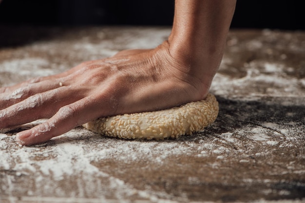 Foto impasto tagliato per impastare a mano su tavola