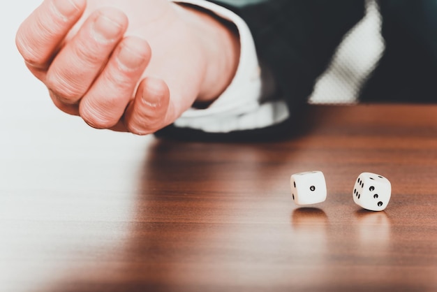 Photo cropped hand of man by dice on table