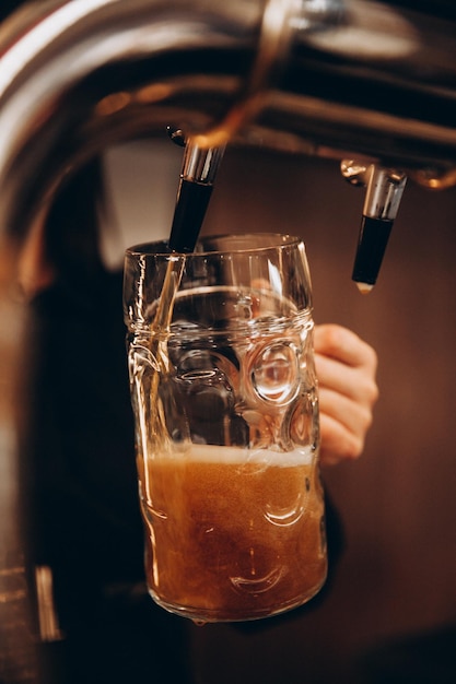 グラスを飲んでいる男の手を切った