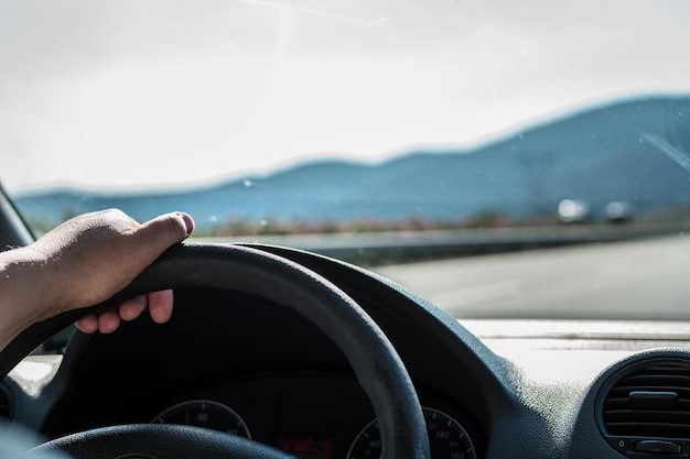 Photo cropped hand of man driving car