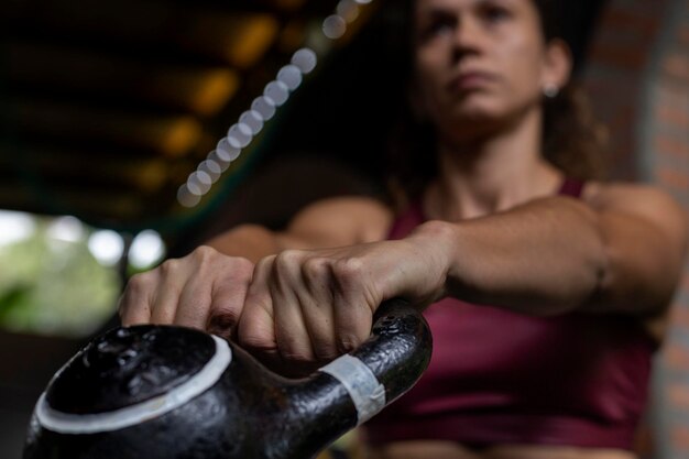 Photo cropped hand of man exercising in gym