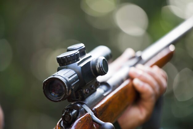Photo cropped hand of man holding gun outdoors
