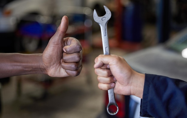 Photo cropped hand of man holding knife