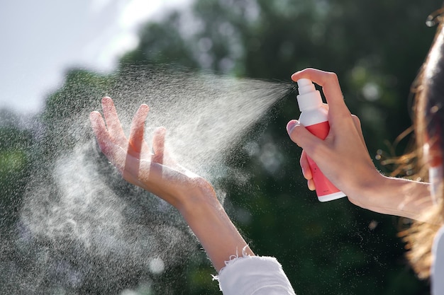 Mano tagliata di un uomo che tiene l'acqua