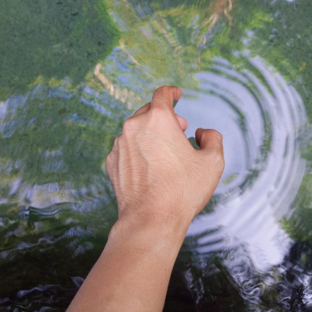 Foto la mano tagliata di un uomo sul lago