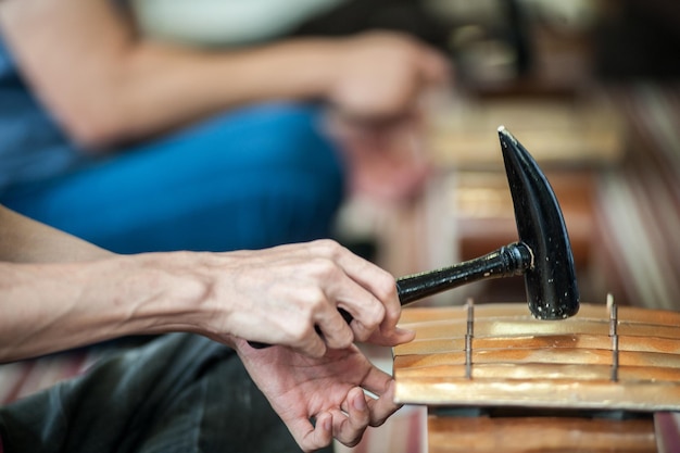 Foto mano tagliata di un uomo che suona il gamelan