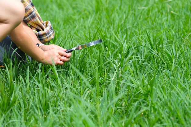 Photo cropped hand of man playing with grass