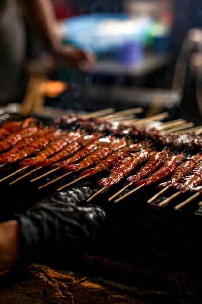 Foto mano tagliata di un uomo che prepara il cibo