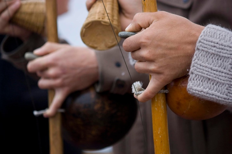 Photo cropped hand of man preparing food