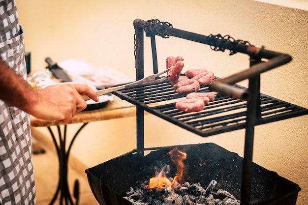 Foto mano tagliata di un uomo che prepara il cibo