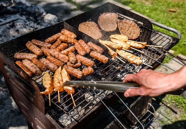 Отрезанная рука человека, готовящего мясо на гриле