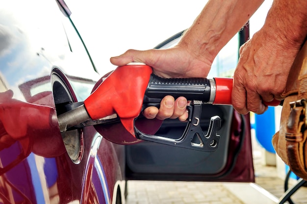 Photo cropped hand of man repairing car