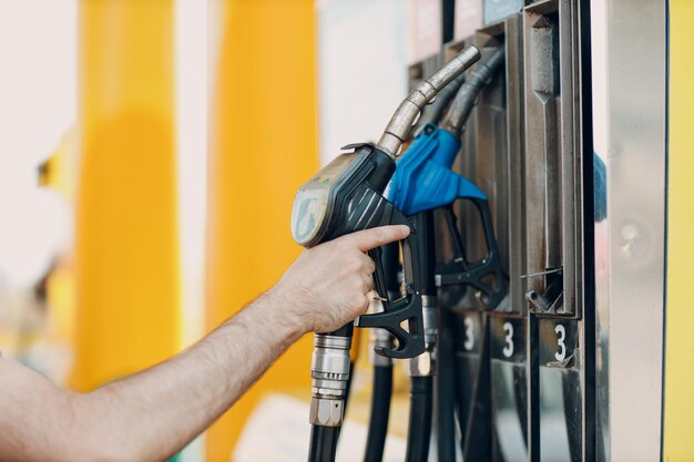 Photo cropped hand of man repairing car