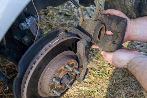 Foto mano tagliata di un uomo che ripara un'auto