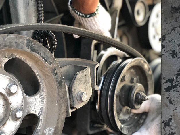 Photo cropped hand of man repairing machine part