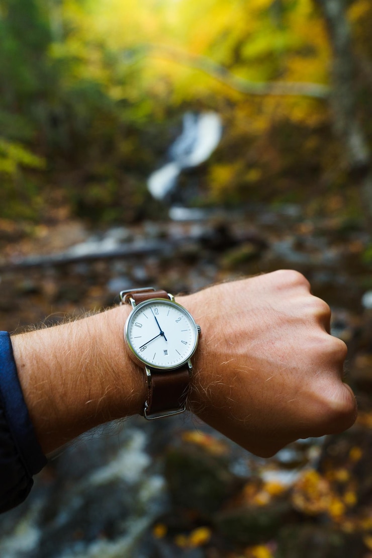 Photo cropped hand of man wearing wristwatch in forest