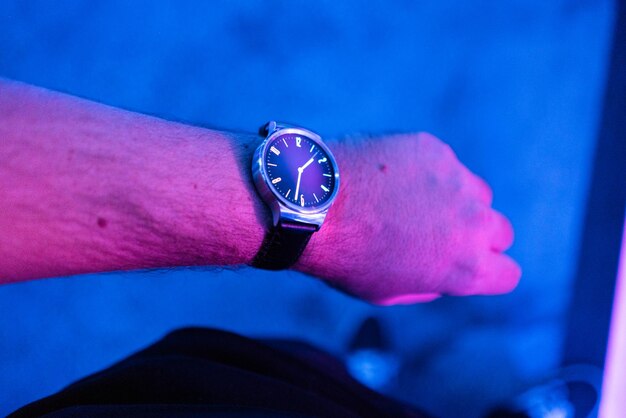 Photo cropped hand of man wearing wristwatch