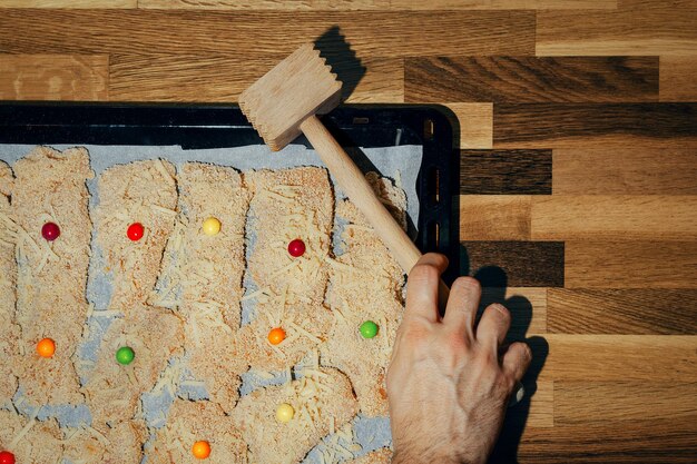 Foto mano tagliata di un uomo con il cibo a tavola