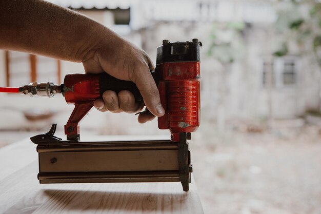 Photo cropped hand of man working with machinery on table