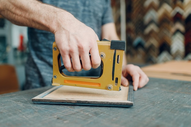 Photo cropped hand of man working in workshop