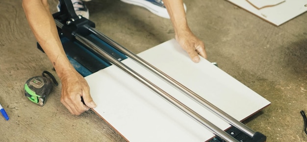 Photo cropped hand of man working in workshop