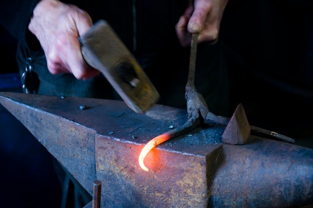 Photo cropped hand of man working