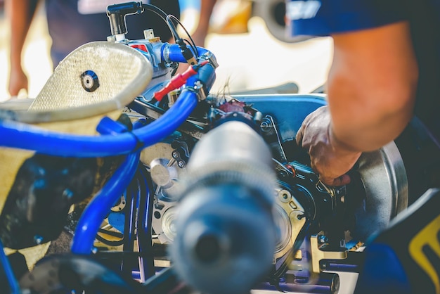 Foto mano tagliata di un meccanico che ripara un go-kart