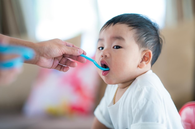 家で可愛い男の子にを与えている母親の切断された手