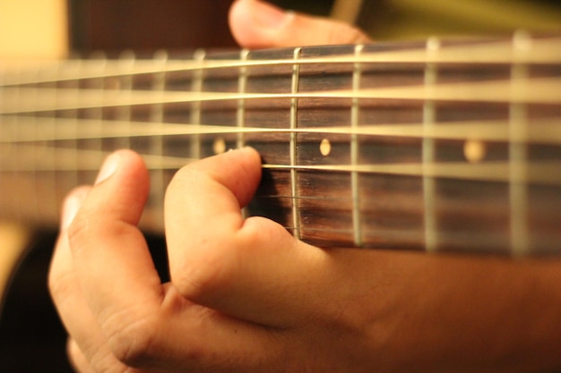 기타 를 연주 하는 음악가 의 절단 된 손