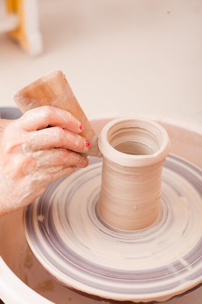 写真 陶器を作っている女の子の手を切った