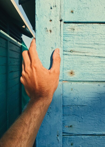 写真 木製の壁に刻まれた人の手