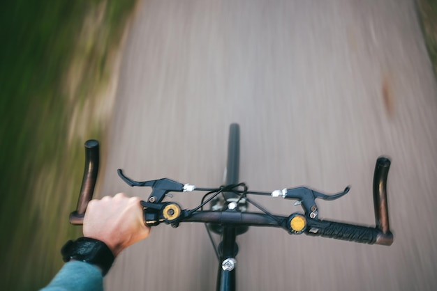 写真 道路で自転車に乗っている男の切断された手