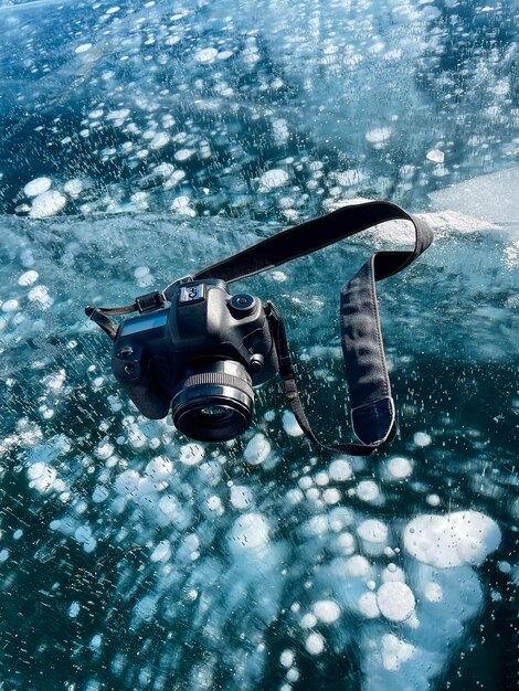 Фото Отрезанная рука человека, плавающего в море.