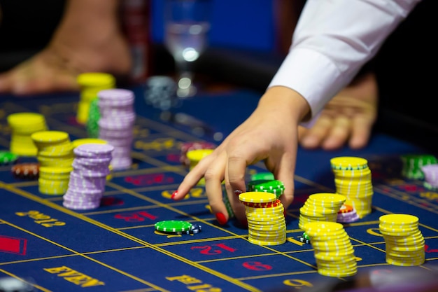 Фото Отрезанная рука людей, помещающих фишки на столе казино