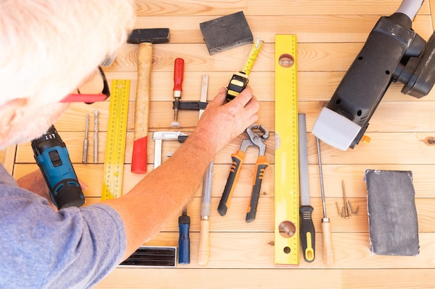 写真 テーブルの上で道具を握っている人の手を切り取った