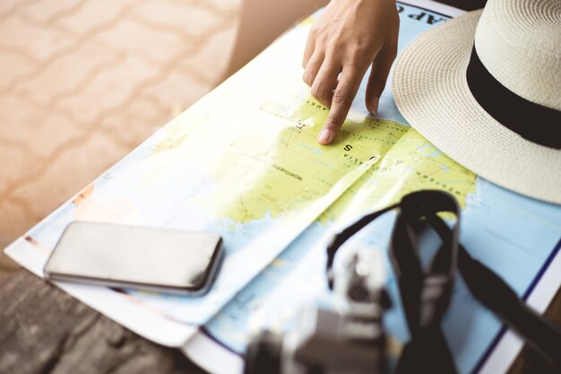 写真 地図を指している人の手を切り取った