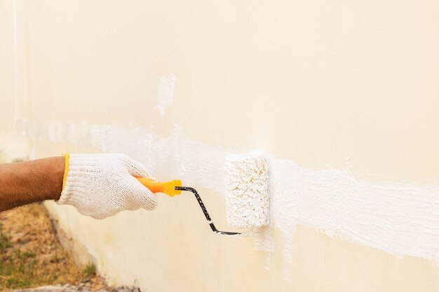 Foto pittura a mano del muro tagliato con un rullo