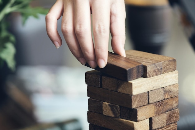 Foto mano tagliata di una persona che regola la pila di legno