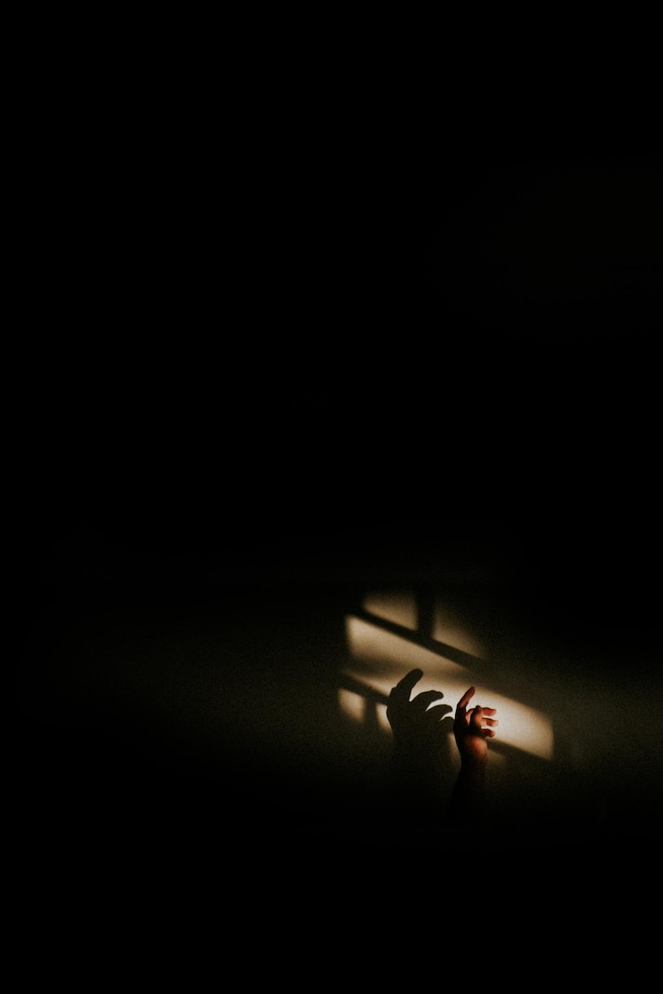 Photo 暗室の壁に付いた人の手を切った