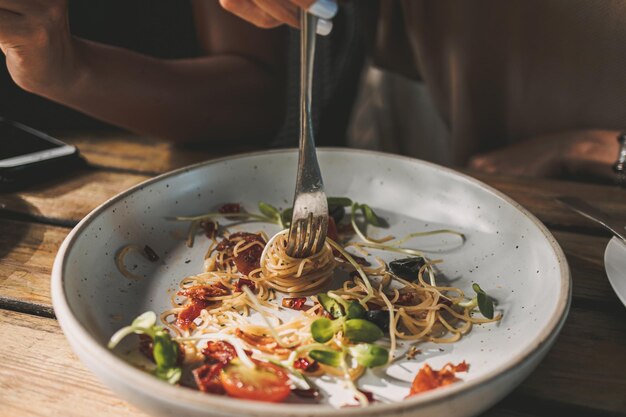 食べ物を食べている人の切断された手