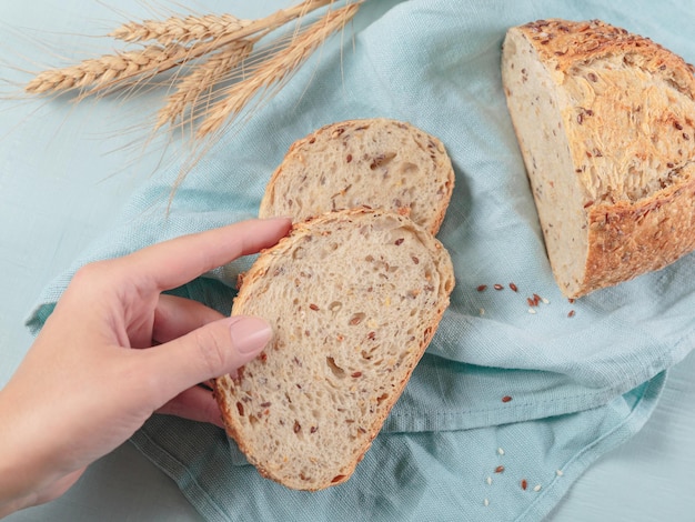 Photo cropped hand of person holding bread