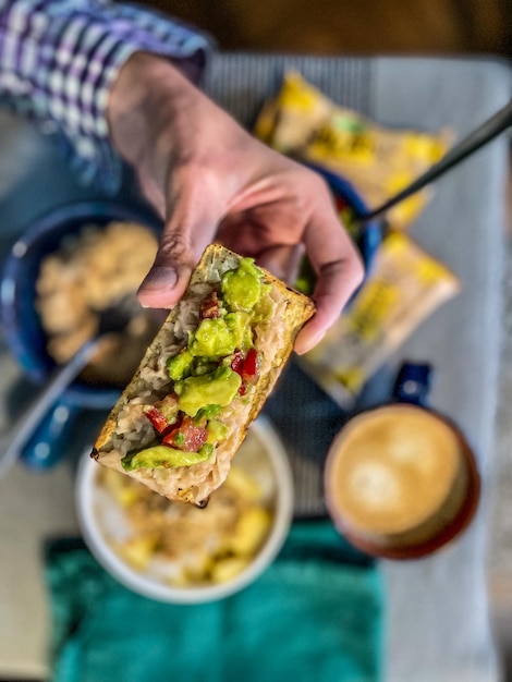 Photo cropped hand of person holding food