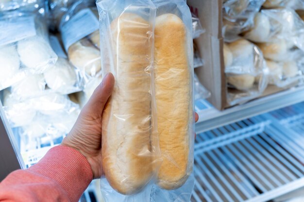 Foto mano tagliata di persona che tiene il cibo