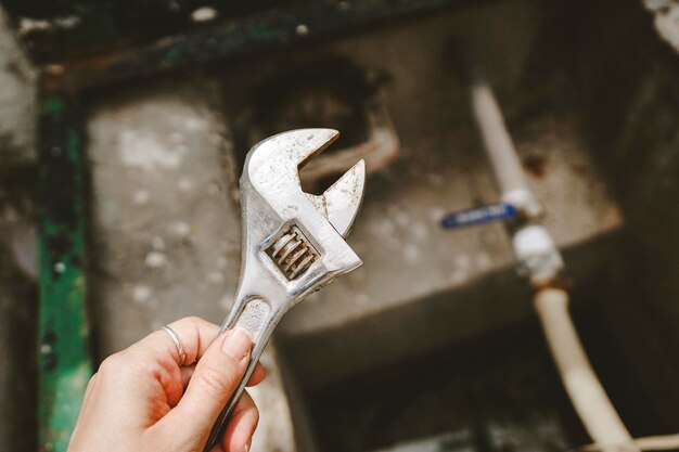 Photo cropped hand of person holding key