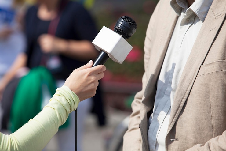 फोटो cropped hand of person holding microphone on the front of man