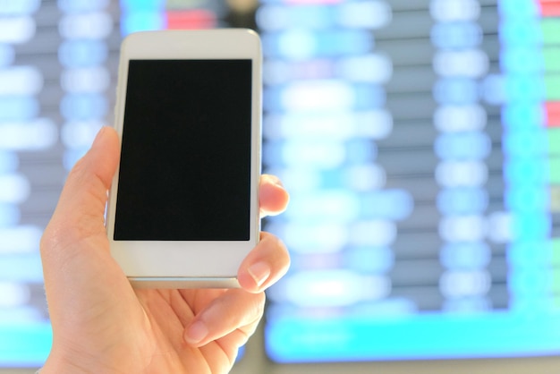 Foto mano tagliata di una persona che tiene un telefono cellulare