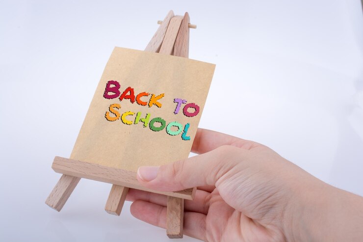 Photo cropped hand of person holding paper with text against white background