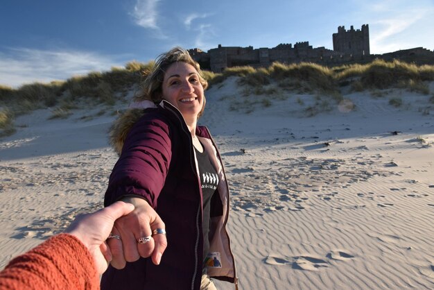 Photo cropped hand of person holding smiling woman hand outdoors