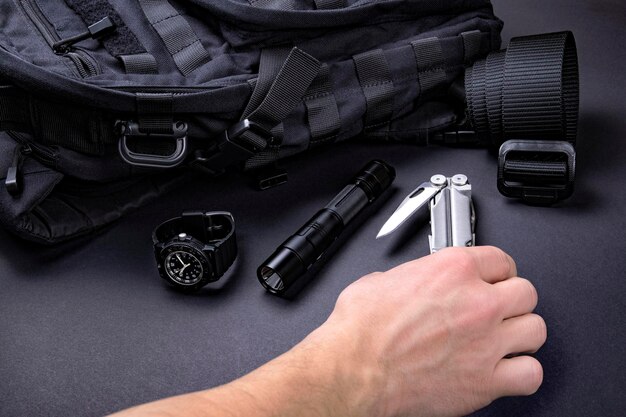 Photo cropped hand of person holding utility knife on table