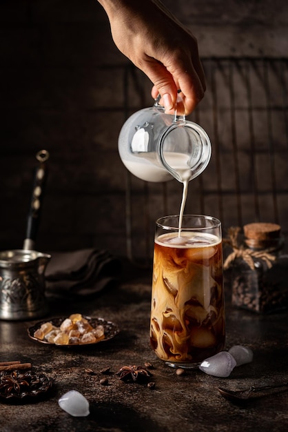 テーブルに飲み物を注ぐ人の手を切った